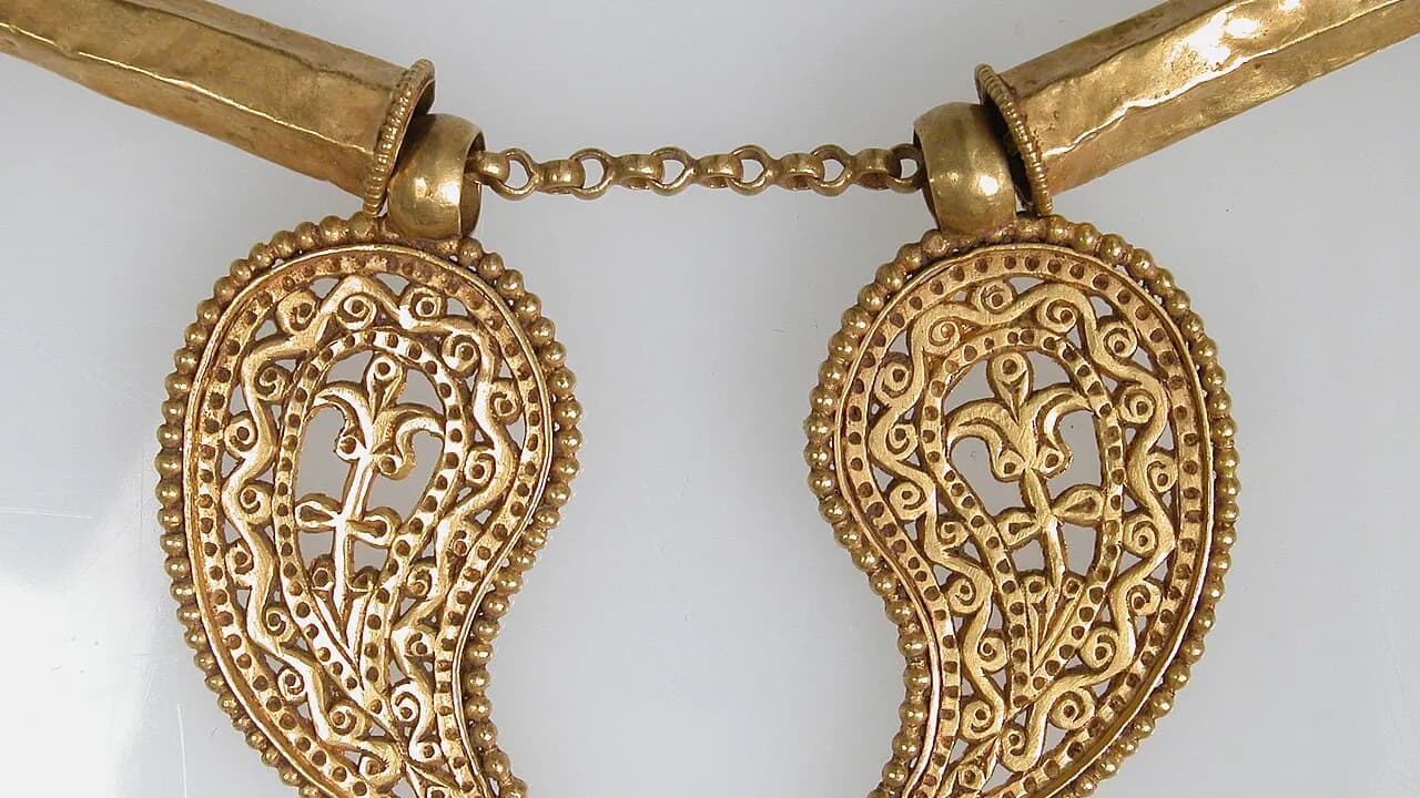 مدل آویز طلا و معنی آنها؛ قلب، چشم نظر، ماه، ستاره و حروف اسم
