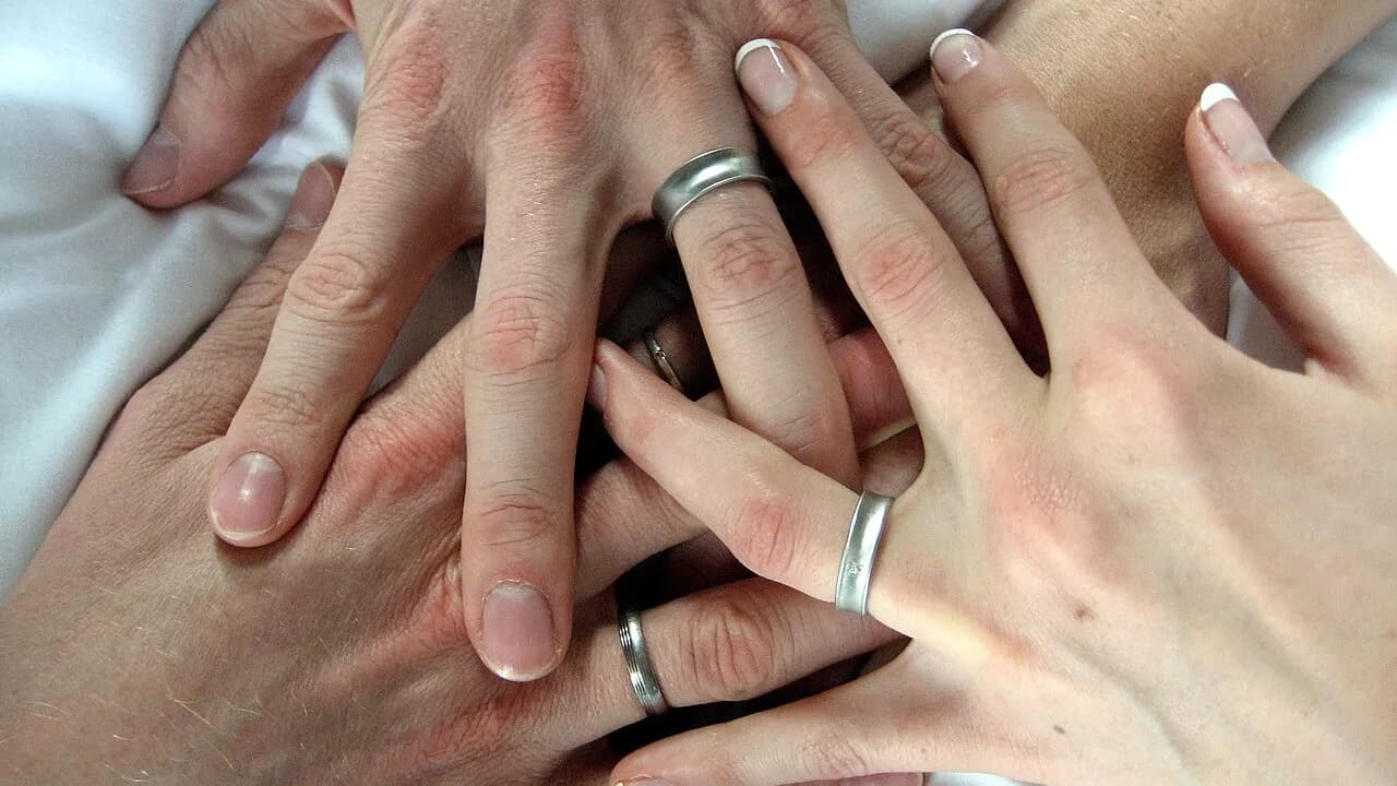 حلقه ازدواج در کدام دست و کدام انگشت؟ رسم‌ها، ریشه‌ها و نکته‌ها