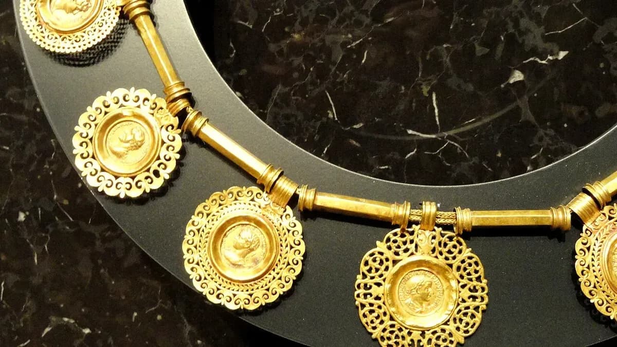سرویس طلا پولکی؛ مدل‌ها، نحوه ساخت و نکات خرید و نگهداری