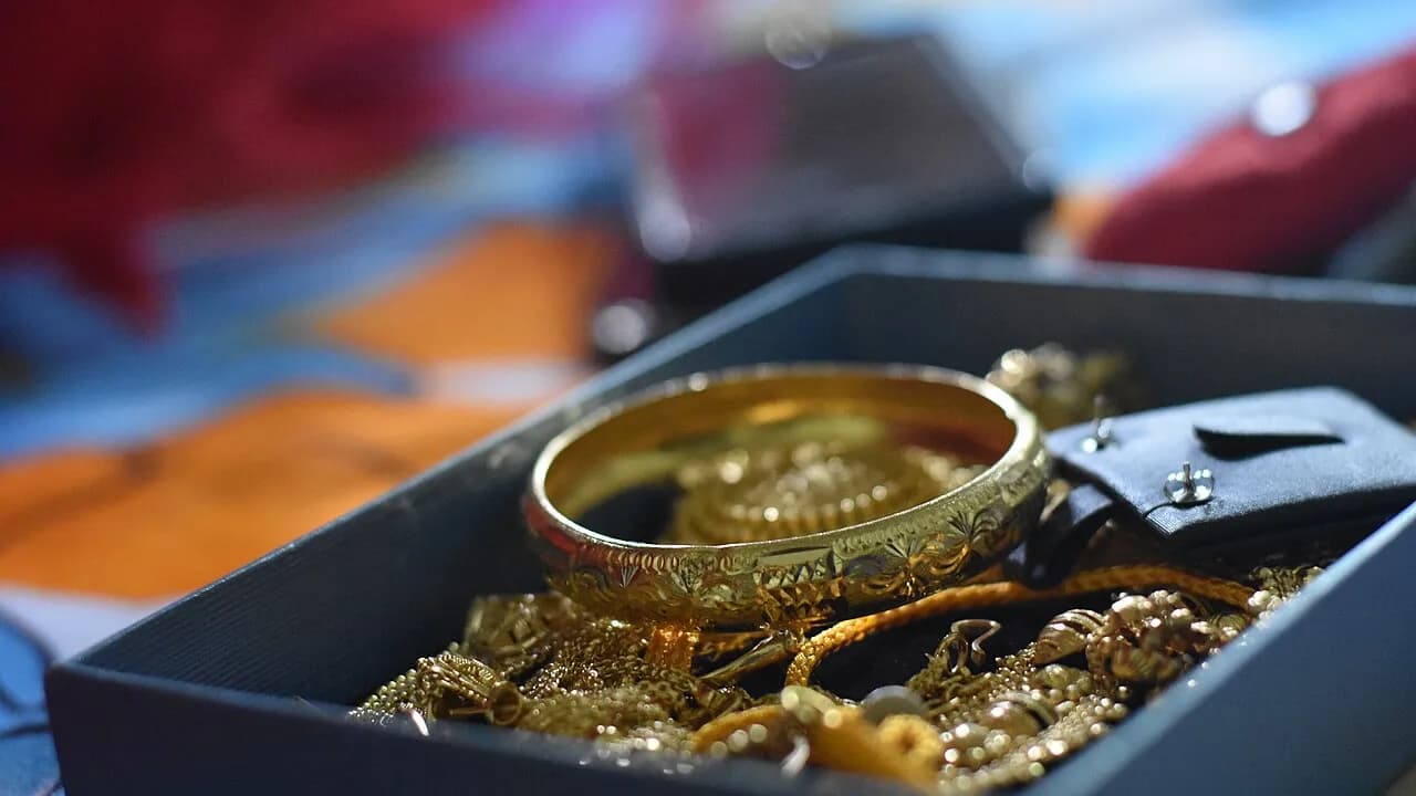 طلا با لباس مجلسی؛ انتخاب گوشواره و گردنبند برای مهمانی و عروسی