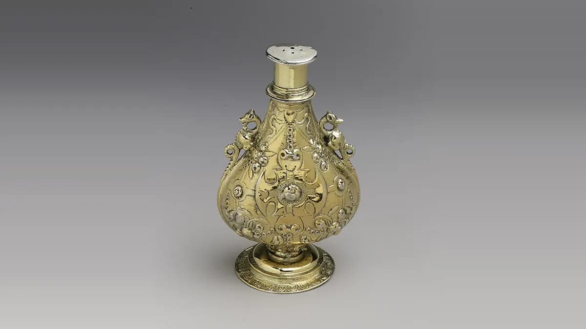 طلا و عطر و لوازم آرایش؛ ترتیب درست پوشیدن برای حفظ برق طلا